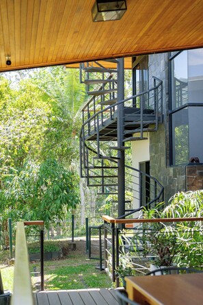 Terrace/patio - Infinity pool, Peaceful 3-bedroom house in Turrialba perfect for relaxing stays (Turrialba)