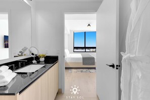 2 bedrooms, iron/ironing board, travel cot, WiFi - Skyline Views and Smart Luxury Chic 2BR in Miami (Miami)