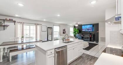 Lions Den -Gym-Dog Friendly- Walkable Community- Close to Monroe and Wingate