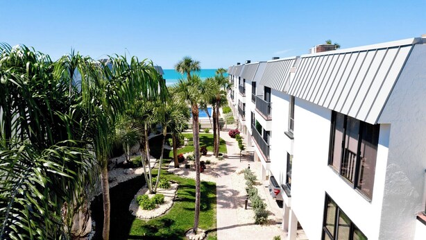 Property grounds - Waters Edge - Anna Maria Island - 1 bedroom 1 and 1/2 bath gulf-front condo - Maximum Occupancy 4 people. (Holmes Beach)