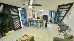 Un apartamento moderno con cocina, comedor y sala de estar.