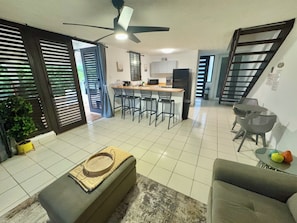 Eine moderne Wohnung mit Küche, Essbereich und Wohnzimmer.