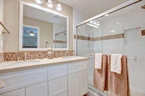 Douche, sèche-cheveux, shampoing