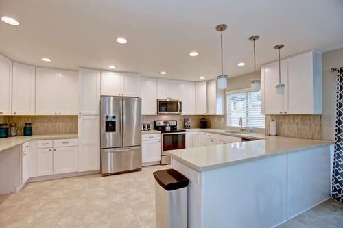 Spacious Family Townhome | 5 Min to Disneyland