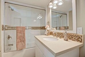 Douche, séchoir à cheveux, shampooing