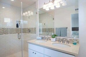 Shower, hair dryer, towels, shampoo - The Oasis | Pool, Fire Pit, Near Disneyland (Anaheim)