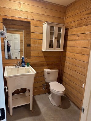 Shower, towels, soap, toilet paper - Waterfront House with Dock and Fishing Pier in Port Sulphur (Port Sulphur)