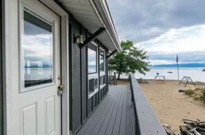 Property grounds - The Lake House – Lake Champlain Waterfront Retreat (Colchester)