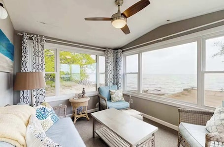 TV. The Lake House – Lake Champlain Waterfront Retreat