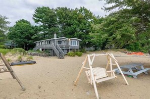 Property grounds - The Lake House – Lake Champlain Waterfront Retreat (Colchester)