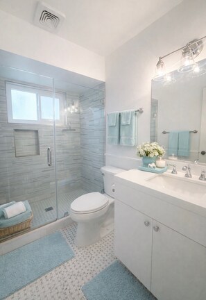 Shower, hair dryer, towels, soap - 2BR Beach Escape-Steps to Manhattan Beach Pier (Manhattan Beach)