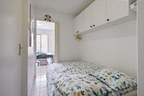 1 bedroom, bed sheets