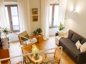 TV - Nou 3 - Holiday Apartment Rental in Girona | Bravissimo (Girona)