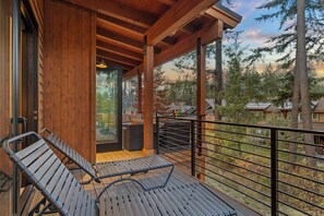 Terrace/patio - Gather, Sip & Savor- ChefKitch, HotTub, Views, BBQ (Cle Elum)