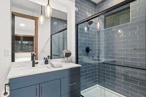 Shower, hair dryer, towels, shampoo - Gather, Sip & Savor- ChefKitch, HotTub, Views, BBQ (Cle Elum)