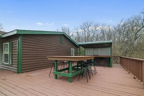 Outdoor dining - Perfect 5-bedroom house located between Alberta Creek and Washita Point! (Kingston)