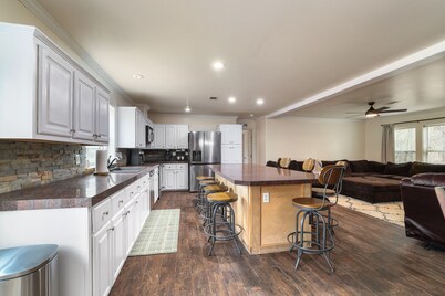 Perfect 5-bedroom house located between Alberta Creek and Washita Point!