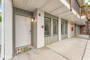 Exterior detail - Luxury Creekside View, Indoor Pool, Walk downtown, Walk in unit (Branson)