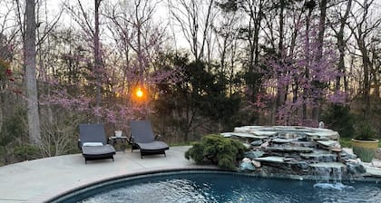 7+acre Gated, Wooded Estate, Pool, Pickleball/Basketball Court, HotTub, GameRoom