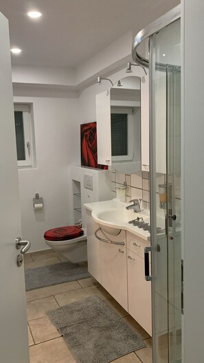 Bathroom - Vrbo Property (Weinheim)