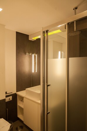Een douche, handdoeken