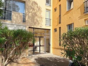 Exterior detail - Two-bedroom apartment with private parking right in the center. (Saint-Tropez)