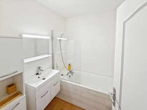 Hair dryer, towels, soap, toilet paper - Two-bedroom apartment with private parking right in the center. (Saint-Tropez)