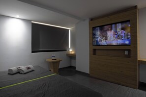 Standard Suite, City View | Desk, laptop workspace, free WiFi, bed sheets - Hotel San Lorenzo (Mexico City)