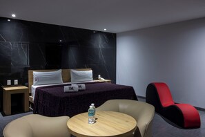 Standard Suite, City View | Desk, laptop workspace, free WiFi, bed sheets - Hotel San Lorenzo (Mexico City)