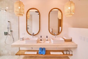 Eco-friendly toiletries, hair dryer, towels - Beachfront Suites by Hotel Capitán Suizo (Tamarindo)