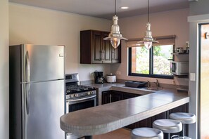 Private kitchen - Infinity pool, villa one, 2-bedroom bungalow in welcoming Turrialba (Turrialba)