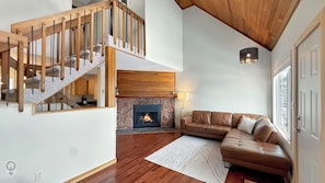Smart TV, fireplace - The Big Dipper - 3 Bdrm Mountain Vista (Kimberley)