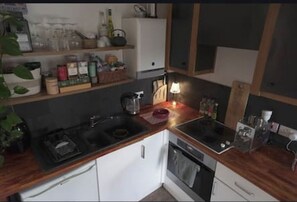 Fridge, microwave, oven, stovetop - Stylish East London Retreat with Private Terrace + Fast WiFi (Greater London)