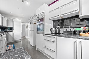 Fridge, microwave, oven, stovetop - Modern & Spacious 4-Bedroom Residence in Crumpsall (Greater Manchester)