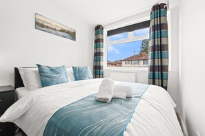 4 bedrooms, desk, iron/ironing board, WiFi - Modern & Spacious 4-Bedroom Residence in Crumpsall (Greater Manchester)