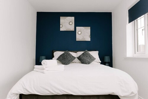 Hardwick Haven – Modern 3BR Townhouse Retreat with Free Parking