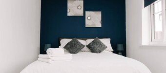 Hardwick Haven – Modern 3BR Townhouse Retreat with Free Parking