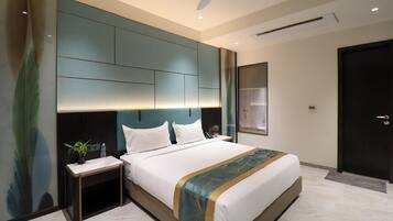 Royal Suite, Garden View | Desk, free WiFi