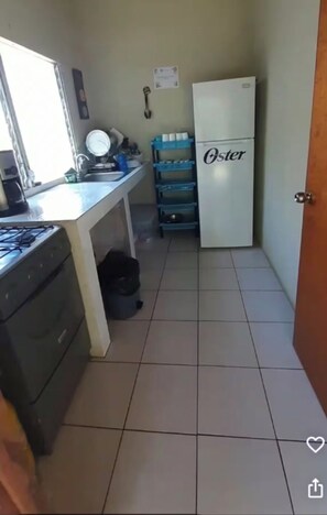 Réfrigérateur, four, plaque de cuisson, cafetière/bouilloire
