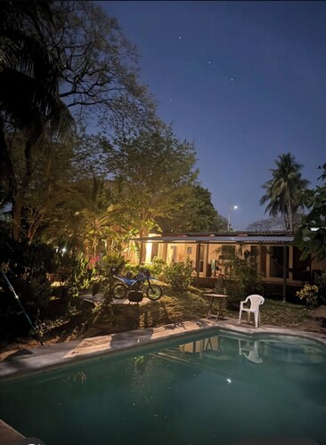 A rustic vib  with tropical gardens and pool. Private, quiet, mountain views.