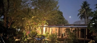 A rustic vib with tropical gardens and pool. Private, quiet, mountain views.