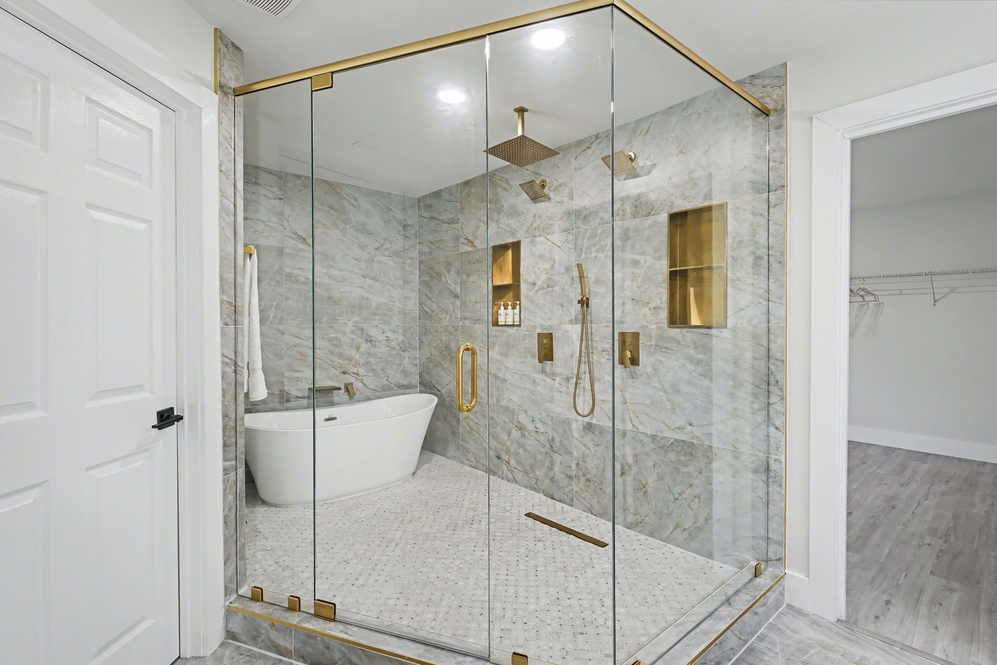 Douche, sèche-cheveux, serviettes fournies, savon