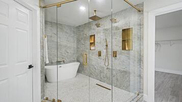 Douche, sèche-cheveux, serviettes fournies, savon