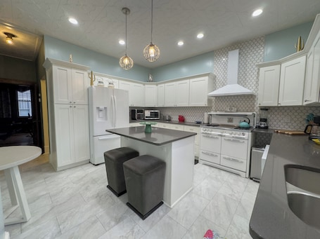 Deluxe House | Private kitchen. The Lodge