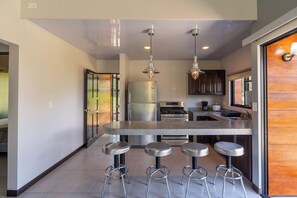 Private kitchen - Infinity pool, villa two 2-bedroom bungalow in charming Turrialba (Turrialba)