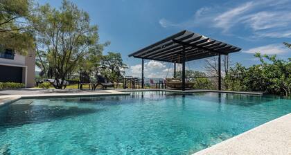 Tropical Garden Villa 2 • Infinity Pool • Near Downtown Turrialba