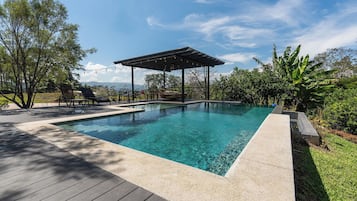 Piscine extérieure, piscine chauffée