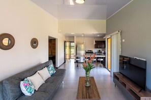 Living area - Infinity pool, villa two 2-bedroom bungalow in charming Turrialba (Turrialba)