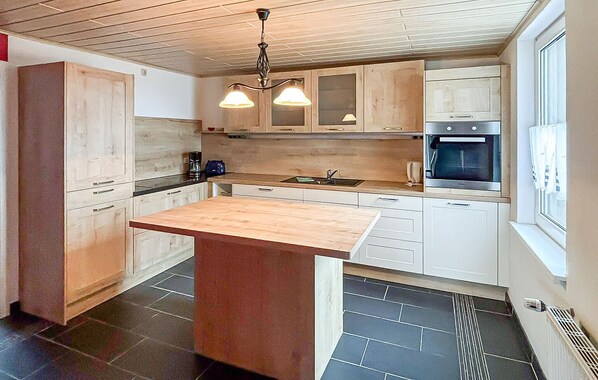 Fridge, microwave, stovetop, dishwasher - Beautiful apartment in Neuendorf/ Lütow (Neuendorf/ Lütow)