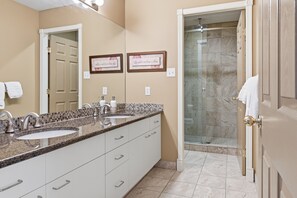 Shower, hair dryer, towels, soap - 3 Bedroom House on Knoll - private laundry, gear room, close to village (Silver Star Mountain)